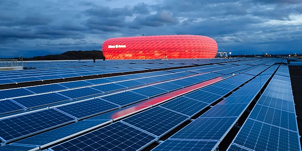 Das Bild zeigt die Solarzellen auf der Allianz-Arena.