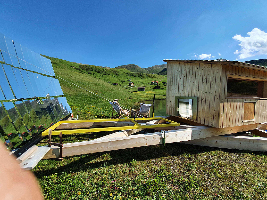 In den Schweizer Alpen wird die erste Solarsauna der Welt mit einem Lytefire-Sonnenkollektor angetrieben, der mittels Spiegel das Licht bündelt und auf die Saunasteine bringt. (Copyright: © 2020 Urs Riggenbach, Lytefiresauna.com)