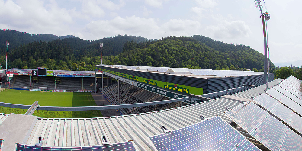 Blick auf das Stadiondach und die Photovoltaikanlagen in Freiburg. (Foto: badenova AG & Co. KG)