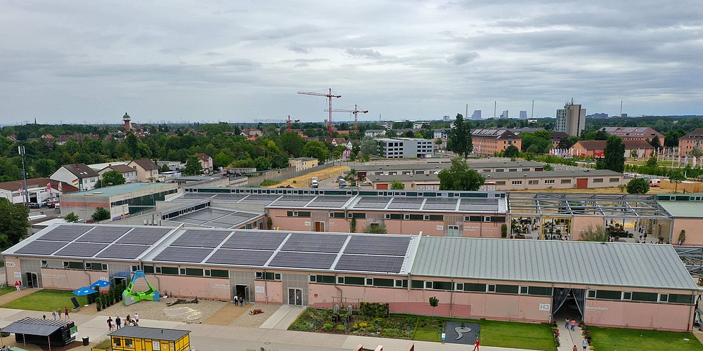 Blick von oben auf die Photovoltaik-Anlage auf dem Dach der U-Halle im Spinellipark der BUGA 23