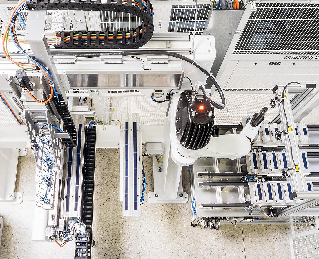Die Firma M10 und das Fraunhofer ISE haben gemeinsam eine Anlage für die Verschaltung von Matrix- Schindelmodulen entwickelt. Ein Roboterarm ordnet die Schindelzellen in einer Matrix an und bereitet sie für den Klebeprozess vor (Foto: M10 Industries AG)