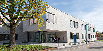 Das Bild zeigt den Eingangsbereich der Louise-Otto-Peters-Schule in Hockenheim. 
