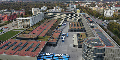 Blick auf den neuen E-Bus-Betriebshof in München-Moosach aus der Vogelperspektive