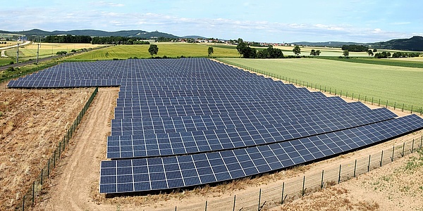 Das Bild zeigt den Solar-Freiflächenpark.