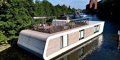 Das Bild zeigt eines der "Floating Homes" am Victoriakai-Ufer in Hamburg. 