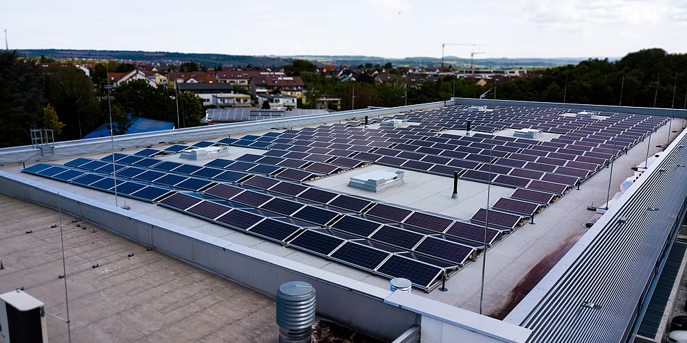 Das Bild zeigt die Solaranlage auf der Produktionshalle in Freiberg am Neckar.