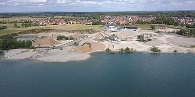 Bis Ende 2021 entstanden auf dem Baggersee in Leimersheim zwei schwimmende Photovoltaik-Anlagen mit ca. 1,5 MWp Solarleistung. (Foto: Erdgas Südwest GmbH)