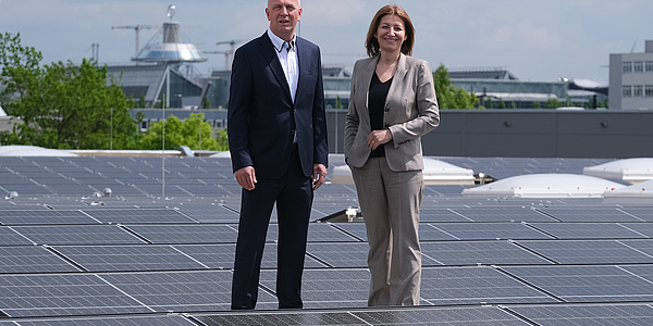 Das Bild zeigt TROESTER-Geschäftsführer Bernd Pielsticker und enercity-CEO Dr. Susanna Zapreva zwischen den Solarmodulen