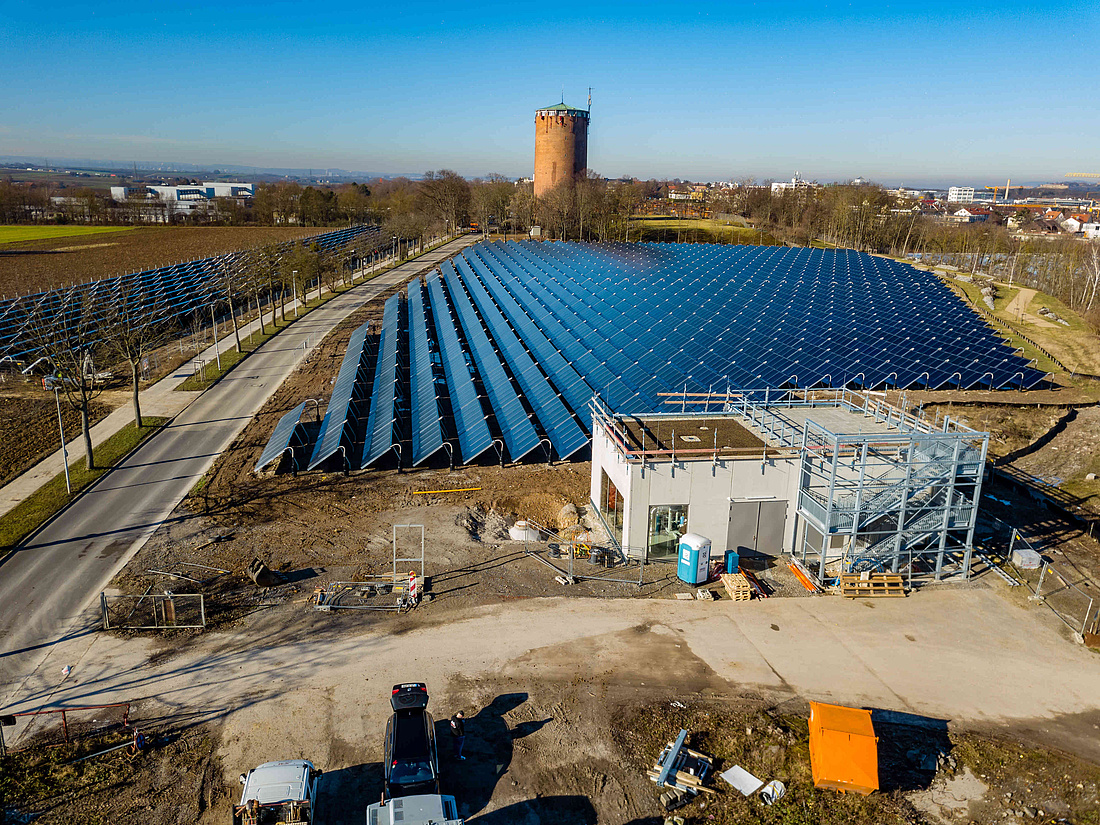 Solarwärme ist nicht nur für Kleinanlagen geeignet. Mit dem Solarfeld am Römerhügel in Ludwigsburg ging im Mai 2020 die bis dato bundesweit größte Solarthermie-Anlage in Betrieb. (Foto: Stadtwerke Ludwigsburg-Kornwestheim GmbH)