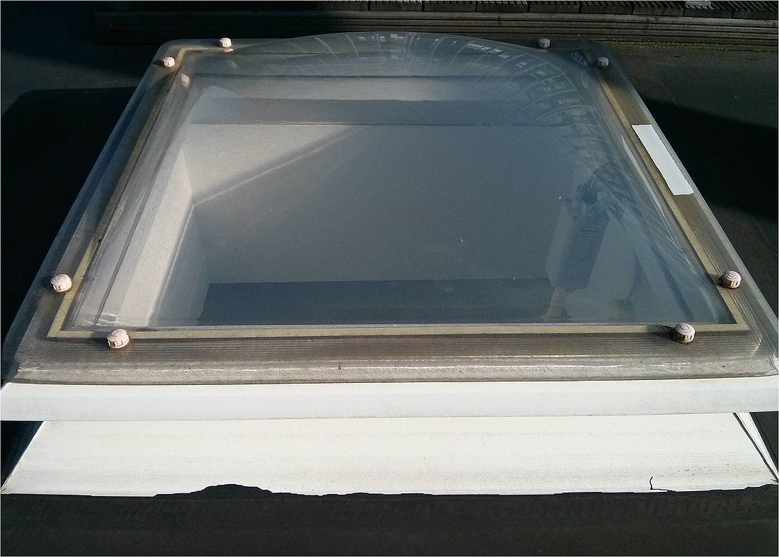 Klare Acrylglas-Lichtkuppel mit weißem Aufsetzkranz, Regensensor und Funk-Fernbedienung. (Foto: energie-experten.org)