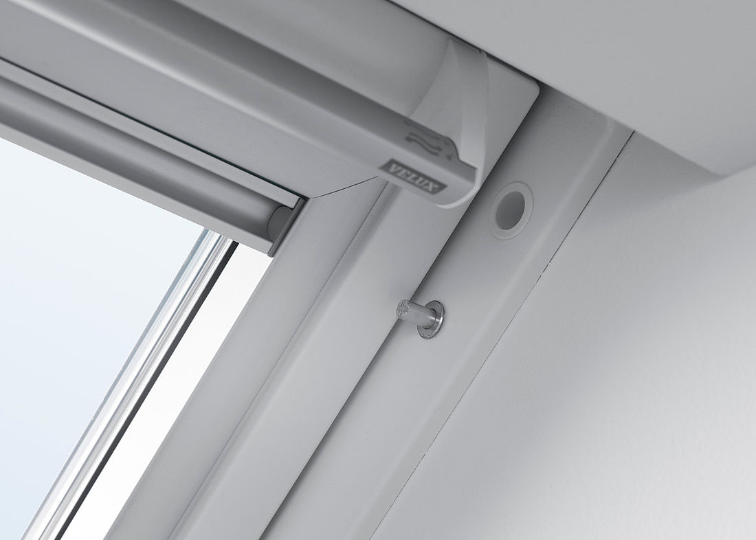 Eine Verschlusshülse im oberen Bereich des Fensterrahmens blockiert die Schwingfunktion des Fensters. (Foto: Velux Deutschland GmbH)