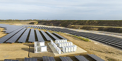Das Bild zeigt den Solarpark Inden