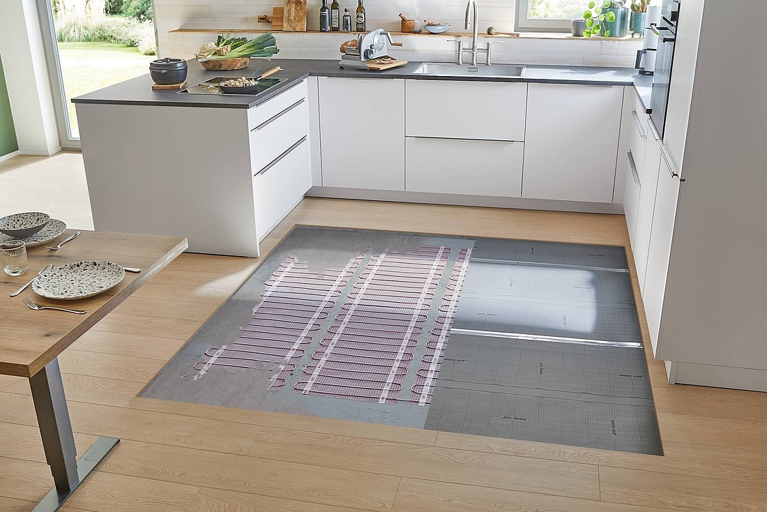 Hier sehen Sie wie eine elektrische Fußbodenheizung in einer Küche unter Parkett verlegt wurde. (Foto: AEG Haustechnik)