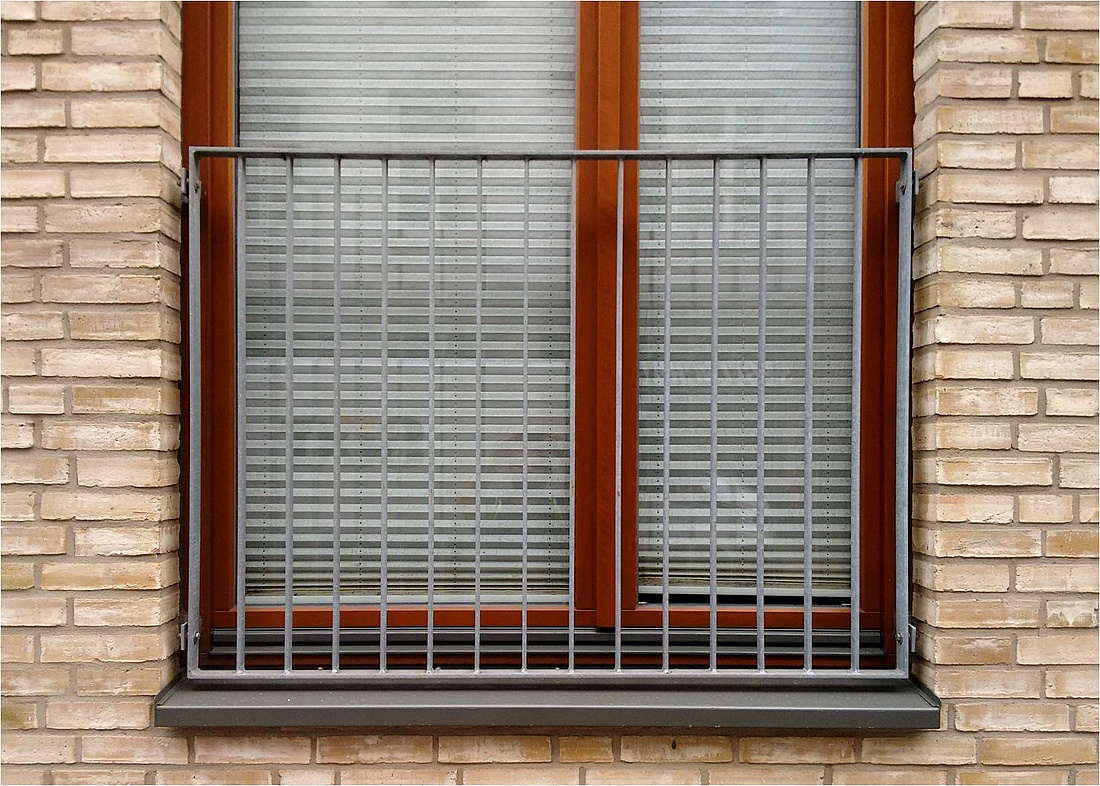 Wie hoch die Brüstung eines absturzsichernden Fenstergeländers sein muss, richtet sich nach den jeweils geltenden Bundeslandregelungen. (Foto: energie-experten.org)