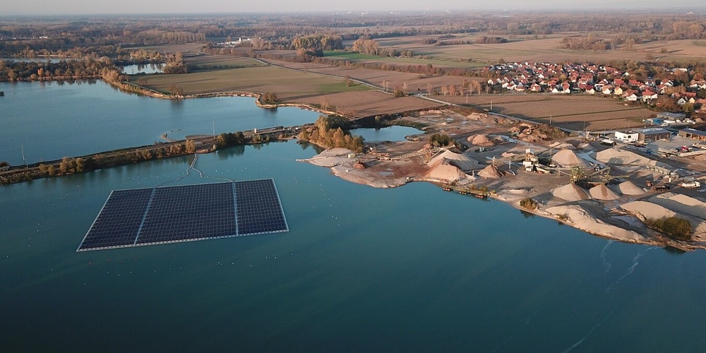 Am 16. November 2021 wurde der zweite Teil der schwimmenden Photovoltaik-Anlage auf dem Baggersee in Leimersheim in Betrieb genommen. (Foto: Erdgas Südwest GmbH)