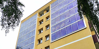 Die Fassaden-Solaranlage an dem Niendorfer Mehrfamilienhaus im Vielohweg 134 ist eine der größten Solarwärme-Anlagen in Norddeutschland. (Foto: energie-experten.org)