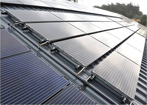 Die photovoltaisch-thermischen Kollektoren „Solink“ von Consolar (hier eingesetzt in einer Testanlage in Belgien) produzieren auf ihrer Oberseite Strom während sie auf der Unterseite Wärme für eine Wärmepumpe gewinnen. (Foto: Consolar Solare Energiesysteme GmbH)
