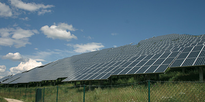 Das Bild zeigt die Solarmodule auf dem Fürther Solarberg.