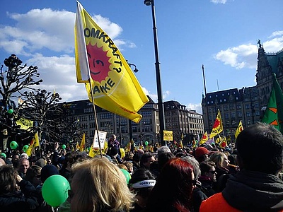 Hamburg: 50.000 Demonstranten fordern "Alle AKWs abschalten!" - hier: Anti-AKW-Demonstration auf dem Rathausmarkt in Hamburg (Foto: energie-experten.org)