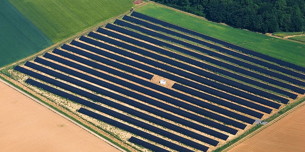 Hier sehen Sie eine Luftaufnahme des Solarparks der Stadtwerke Bochum
