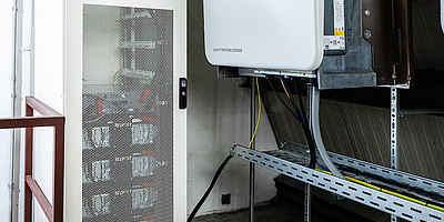 Das Bild zeigt das SMA Commercial Energy Solution System