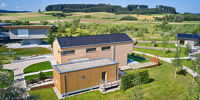 Das Bild zeigt das Musterhaus "Lichtblick" von Baufritz.