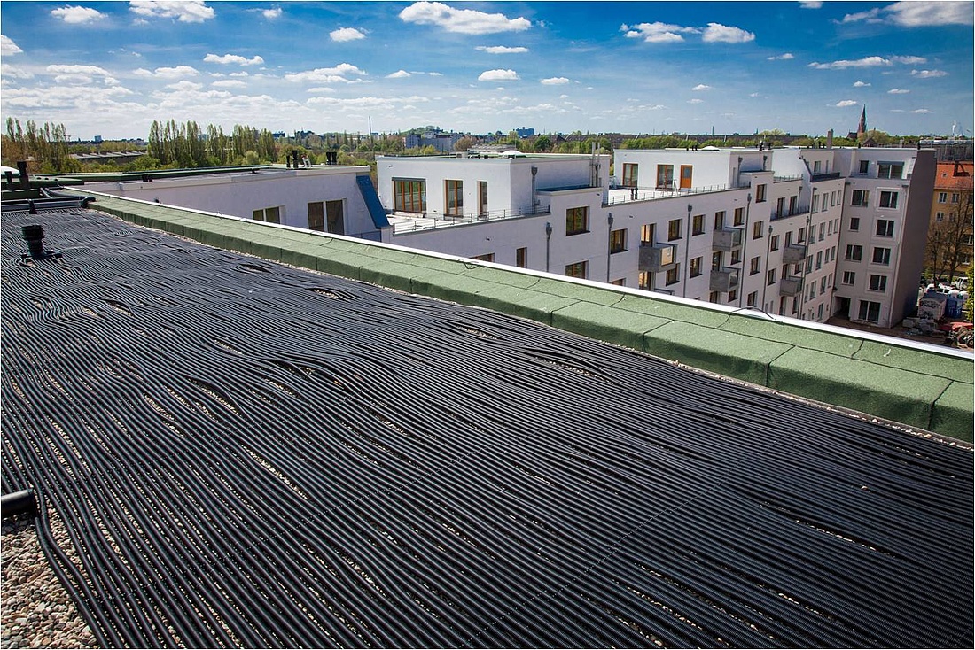 Hier sehen Sie ein Bild eines solarthermischen Absorbers auf dem Dach eines Mehrfamilienhauses im Berliner Stadtteil Pankow.