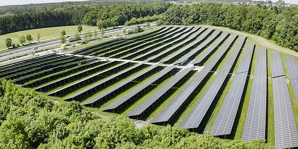 Blick auf die 6,6 Megawatt starke Freiflächen-Solaranlage am Rande der Autobahn A 96 zwischen München und Memmingen