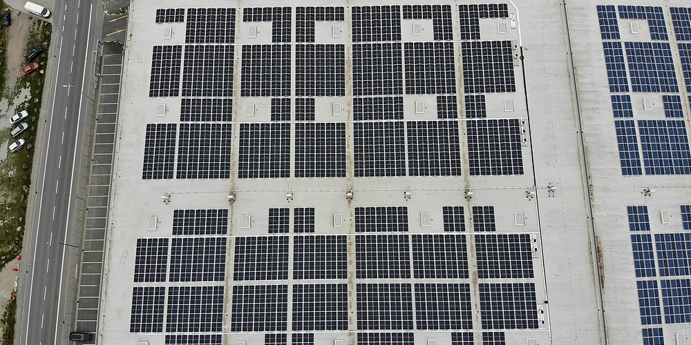 Das Bild zeigt das Dach des Logistikzentrums belegt mit Solarmodulen. 