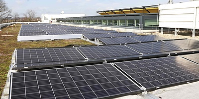 Das Bild zeigt die Solaranlage auf dem Trianel-Gebäude in Aachen.