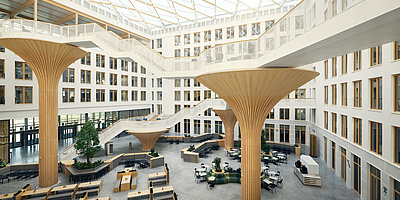 Das Bild zeigt das Atrium der Vattenfall Deutschland-Zentrale.