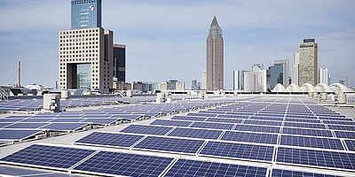 Hier sehen Sie die Solaranlage auf dem Messeparkhaus in Frankfurt