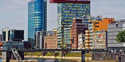 Das Bild zeigt das SIGN!-Gebäude in Düsseldorf von außen.