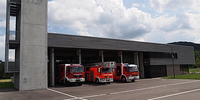 Das Bild zeigt die Feuerwehrstation Zipfelbach in Winningen von außen.