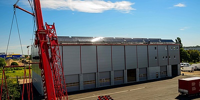 Das Bild zeigt die Solaranlage auf der Werkstatthalle in Köln.