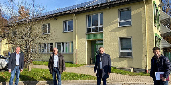 Die neue Photovoltaik-Anlage auf dem Dach des STL-Verwaltungsgebäudes versorgt den Lüdenscheider Betrieb mit Solarstrom. (Foto: Sven Prillwitz)