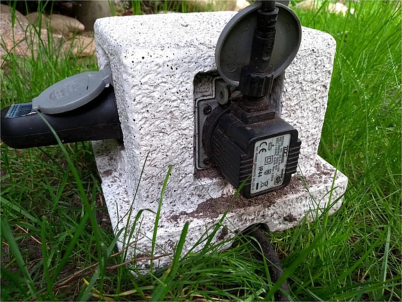 Der Royal Gardineer Steckdosenstein ist eine 4-fach-Garten-Steckdose in Stein-Optik mit Spritzwasserschutz IP44 (Preis ab 26,90€) (Foto: energie-experten.org)
