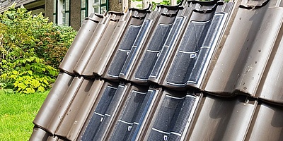 Das Bild zeigt eine Nachaufnahme der PV-Dachsteine (Foto: Forschungszentrum Jülich / Ralf-Uwe Limbach)