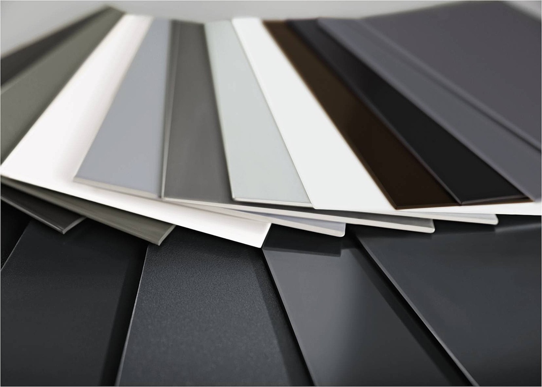 Rollladenprofile sind heutzutage in einer Vielzahl unterschiedlicher Farben und auch Beschichtungsvarianten erhältlich, sodass der Rollladen auf angrenzende Fassadenbauteile optisch optimal abgestimmt werden kann. (Foto: WAREMA Renkhoff SE)