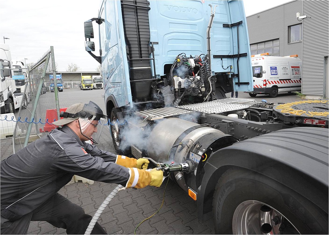 LNG-Betankung eines Volvo-LKW (Quelle: Volvo / LIQUIND 24/7 GmbH)