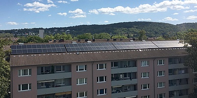 Hier sehen Sie die PV-Anlage auf einem Mehrfamilienhaus-Dach des Smarten Quartiers in Karlsruhe-Durlach