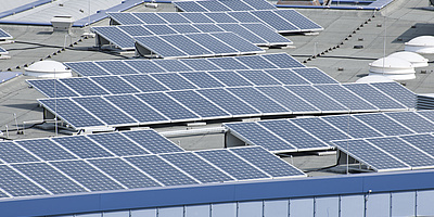 Hier sehen Sie die Solaranlage auf der staatlichen Gewerbeschule für Metalltechnik mit Gewerbeschule in Hamburg-Wilhelmsburg