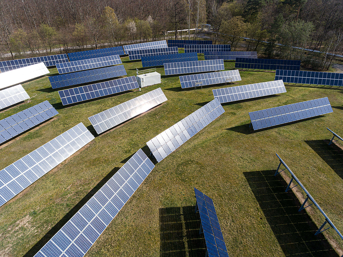 Das Solarfeld des Energy Lab 2.0 auf dem Campus Nord des KIT. (Foto: Markus Breig)