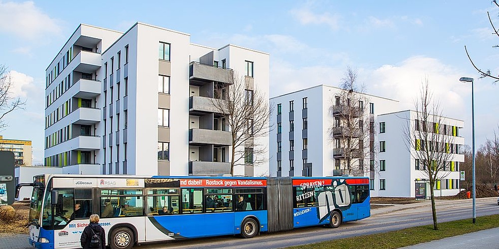 Das Bild zeigt die beiden neuen Mehrfamilienhäuser der WIRO Wohnen in Rostock GmbH.