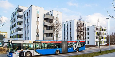 Das Bild zeigt die beiden neuen Mehrfamilienhäuser der WIRO Wohnen in Rostock GmbH.