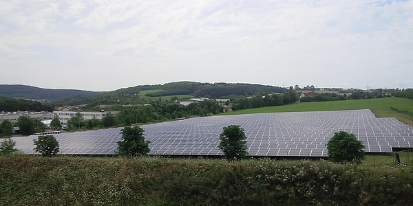Das Bild zeigt den Solarpark in Stockhausen (Foto: IBC Solar)