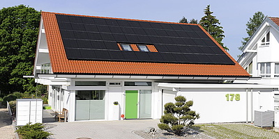 Hier sehen Sie ein Plus-Energie-Solarhaus