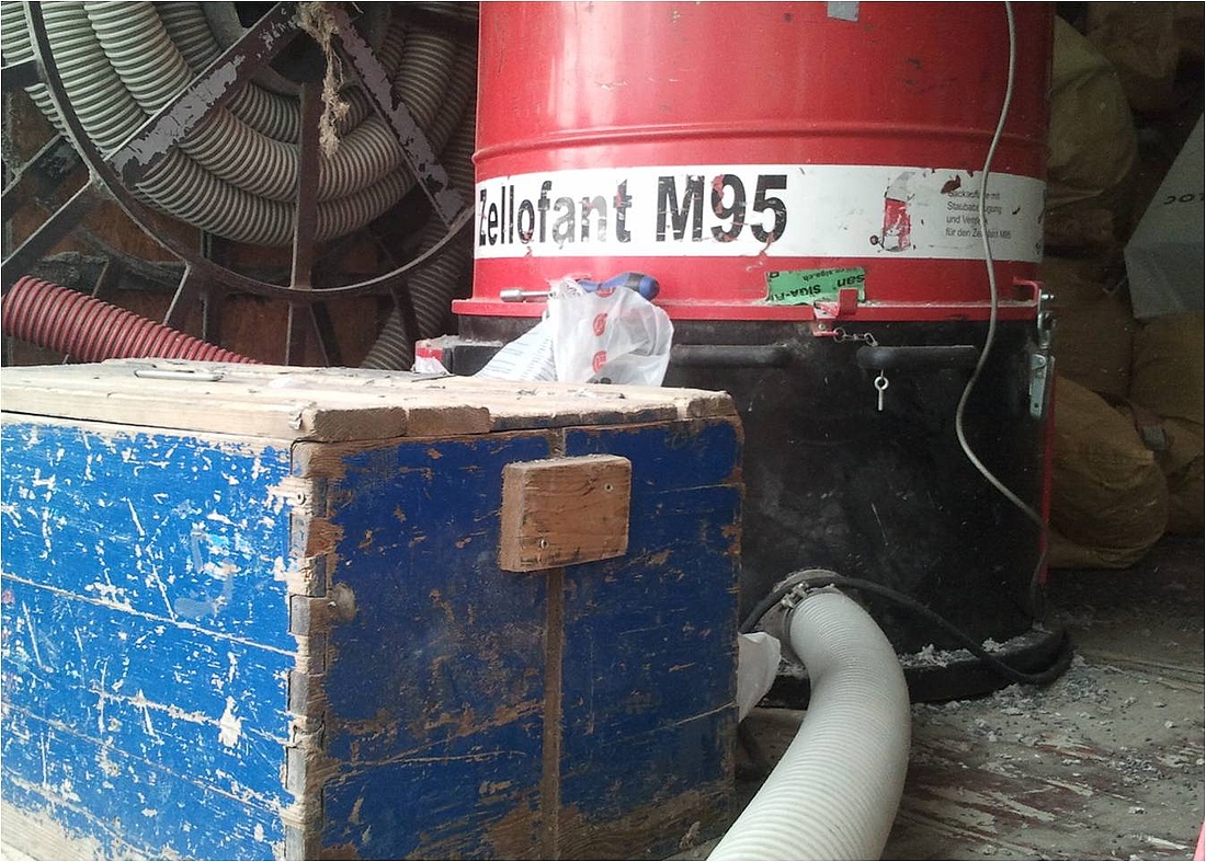 Mit Hilfe einer Einblasmaschine werden die Dämmstoffe für die Schüttdämmung in schwer erreichbare Gebäudeteile transportiert. (Foto: energie-experten.org)