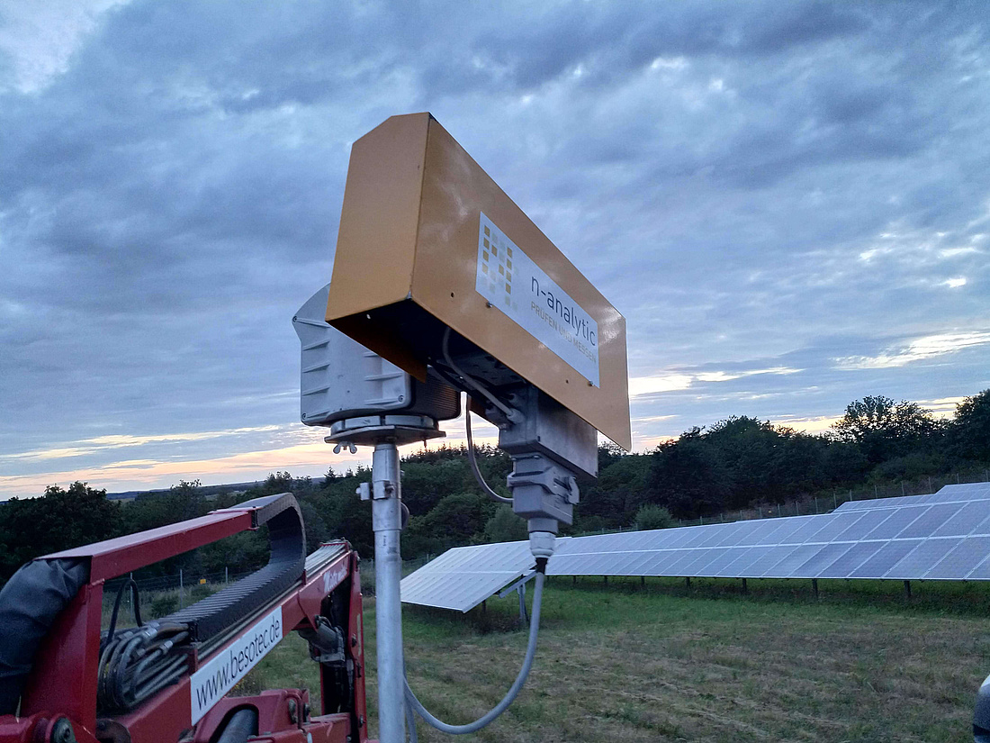 Elektrolumineszenz-Messung im Solarpark Hontheim: Durch eine Rückwärtsbestromung des Modulstrangs entsteht elektromagnetische Strahlung, die sich mit einer speziellen Kamera im Dunkeln aufnehmen lässt. (Foto: WI Energy GmbH)