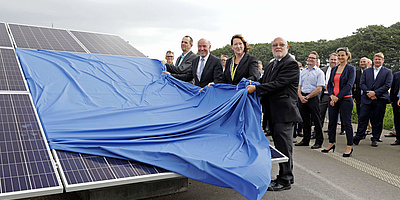Das Bild zeigt die Einweihung einer Solarautobahn